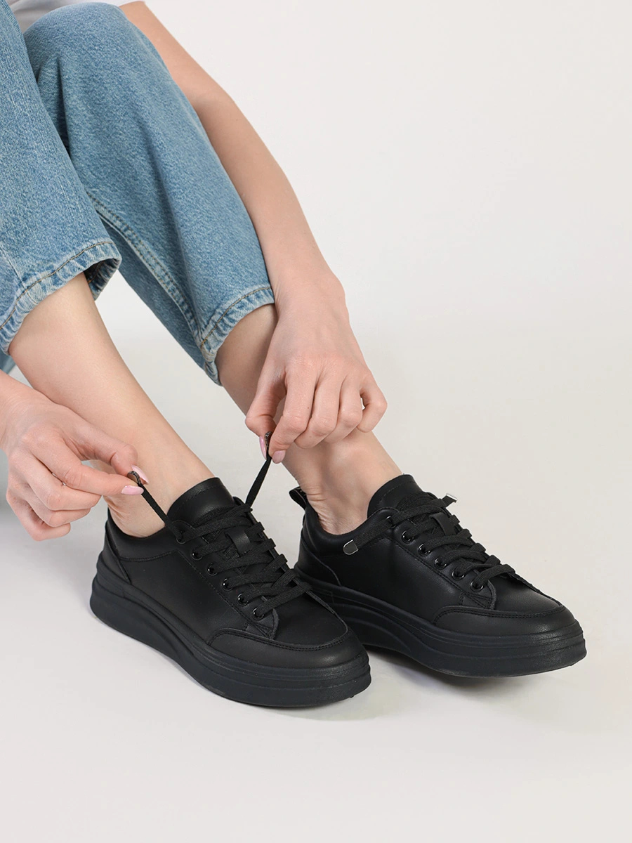 Кеды черного цвета с эластичной шнуровкой